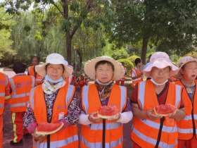 炎炎夏日送清凉，致敬最美环卫工！山东大正物业服务集团环卫项目部开展防暑降温慰问活动409.png